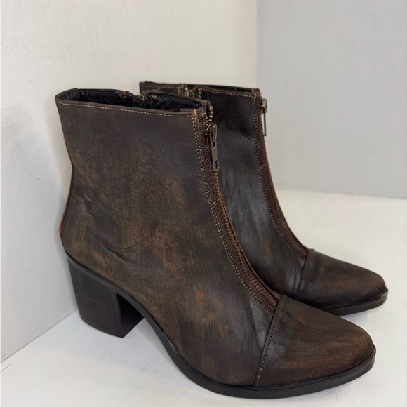 Alcala’s  distressed brown leather boots size 8 1/2. - Picture 4 of 14